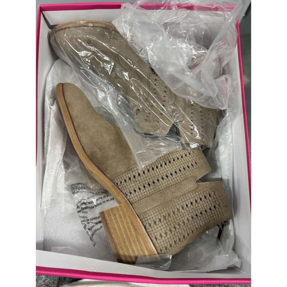 $139 Vince Camuto PATELLEN TUSCAN TAUPE SUEDE Ankle BOOTIE Women’s Size 6M - Picture 5 of 6